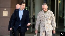 Jared Kushner (agoch), bofis e gran konseye Prezidan Donald Trump, ak Jeneral Joseph Dunford,(adwat) ki se Chèf Deta Majò Lame Ameriken nan.