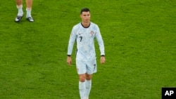 Durante el partido entre Portugal y Georgia, un aficionado intentó acercarse a Cristiano Ronaldo saltando desde las gradas, pero fue detenido por la seguridad. 