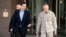白宫高级顾问库什纳(左)和参联会主席邓福德将军从德国启程前往伊拉克(2017年4月3日)