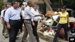 31일 미국 뉴저지주의 허리케인 샌디 피해 지역을 방문한 바락 오바마 대통령(가운데).