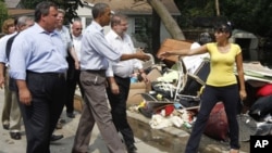 Le président Obama, en compagnie du gouverneur du New Jersey,Chris Christie, a constaté dimanche les dégâts dans la ville de Wayne.