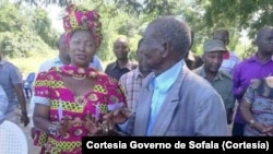 Governadora de Sofala Helena Taipo e régulo Mangude, pai de Afonso Dhlakama