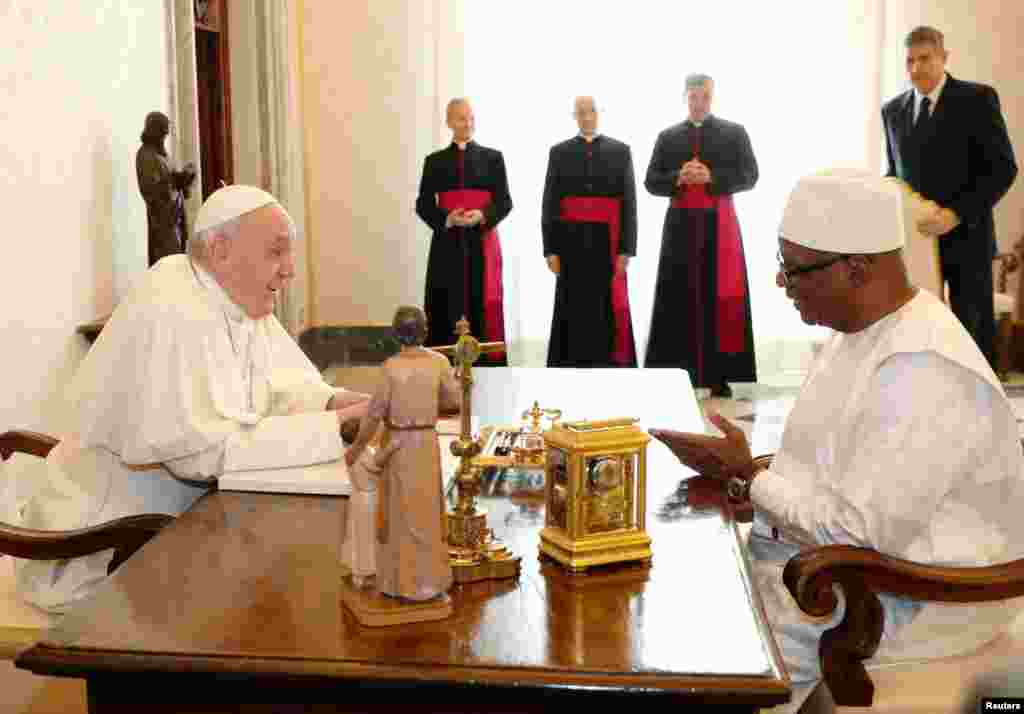 پاپ فرانسیس با ابراهیم بوبکر کیتا رئیس جمهوری مالی در واتیکان دیدار کرد.&nbsp;