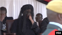 L'ancienne première dame du Zimbabwe, Grace Mugabe, est vue lors de l'enterrement de son défunt mari à Zvimba, Zimbabwe, le 28 septembre 2019 (C. Mavhunga/VOA) 