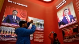 2018年11月15日，北京中国国家博物馆举办中国改革开放40周年展览突出习近平主席，参观者用手机拍照。