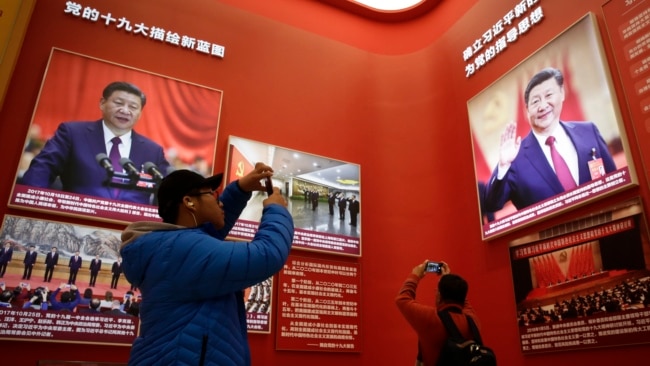 2018年11月15日,北京中国国家博物馆举办中国改革开放40周年展览突出习近平主席,参观者用手机拍照。