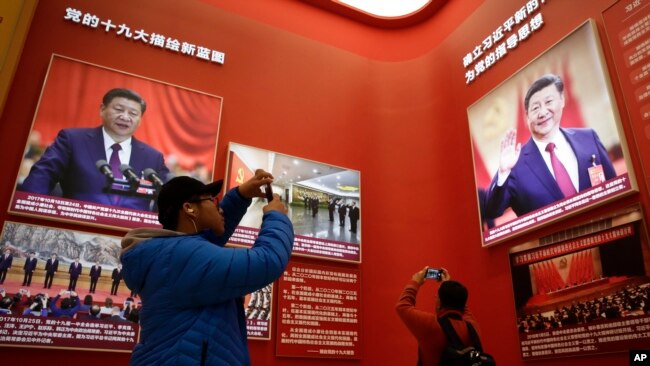 2018年11月15日,北京中国国家博物馆举办中国改革开放40周年展览突出习近平主席,参观者用手机拍照。