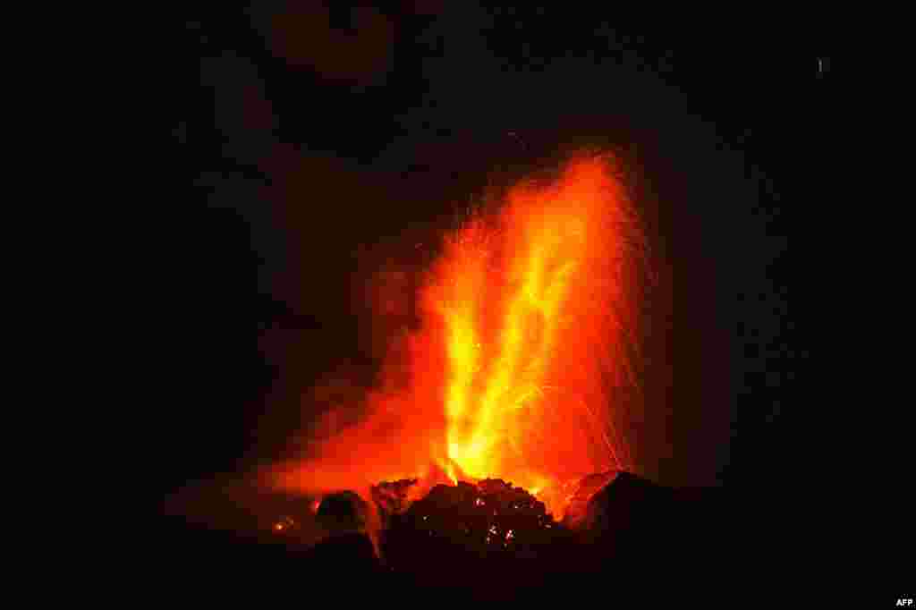 인도네시아 북 수마트라주 카로에 있는 시나붕 화산이 분출하고 있다. 시나붕 화산은 지난 2010년, 400년만에 활동을 재개했다. 이후 분출이 이어지면서 인명 피해도 뒤따르는 중이다.