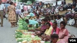 Sebuah pasar tradisional di Jayapura, provinsi Papua (foto: dok). Meski telah ditetapkan Otsus bagi Papua dan Papua barat, namun sekitar 70 persen masyarakat Papua masih hidup di bawah garis kemiskinan.