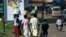 Ugandan women carry luggage on their heads during the busy hours in the street of Kampala (2007 file photo). 