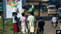 Ugandan women carry luggage on their heads during the busy hours in the street of Kampala (2007 file photo). 