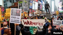 Para aktivis pedamaian melakukan aksi protes untuk menentang perang di Timur Tengah dalam aksi di Times Square, New York 4 Januari 2020 (foto: ilustrasi).