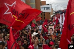 Partidarios de Salvador Nasralla, el candidato de la Alianza de Oposición en Honduras, protestaron frente al TSE en Tegucigalpa.