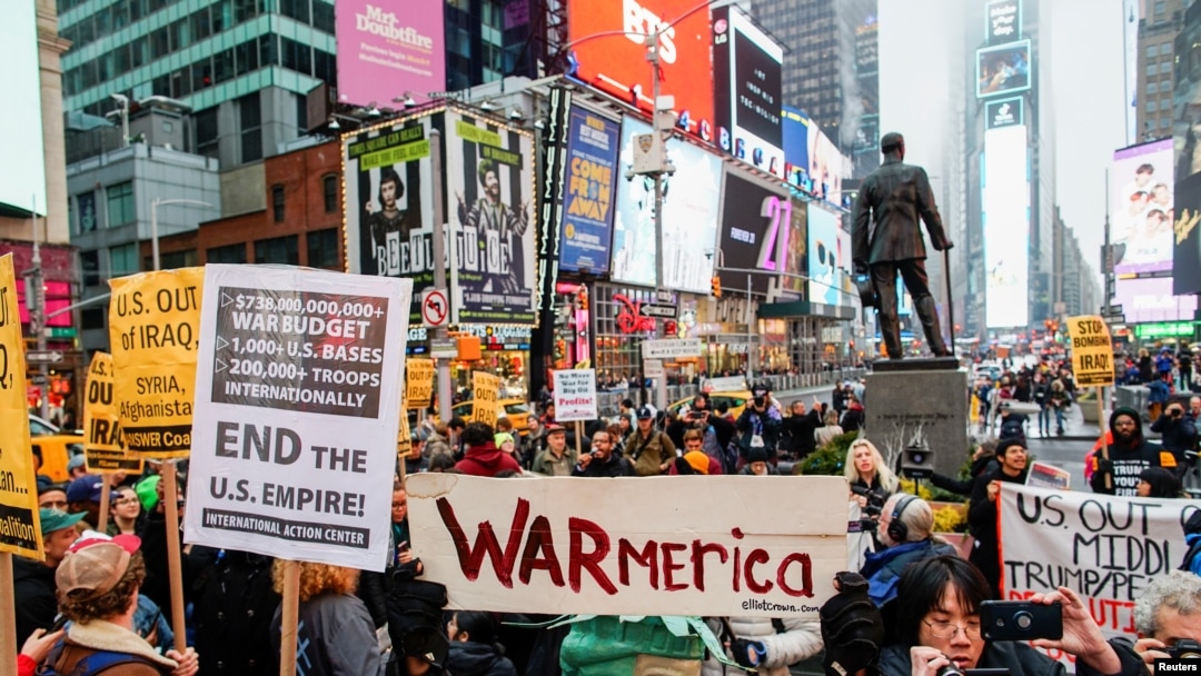 Para demonstran melakukan protes anti-perang di tengah meningkatnya ketegangan antara Amerika Serikat dan Iran di Times Square di New York, 4 Januari 2020. (Foto: Reuters/Eduardo Munoz)