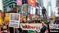 Para demonstran melakukan protes anti-perang di tengah meningkatnya ketegangan antara Amerika Serikat dan Iran di Times Square di New York, 4 Januari 2020. (Foto: Reuters/Eduardo Munoz)