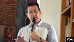 Peneliti Benedict Rogers dari Christian Solidarity Worldwide dalam diskusi di Yogyakarta. (VOA/Munarsih Sahana)