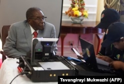 UMongameli Mugabe waba ngowokuqala ukubhalisa igama kugwalo lokuvota.