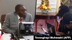 Owayengumongameli, uMnu. Robert Mugabe ebhalisela ukuvota.