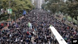 成千上万的香港民众2020年1月1日举行新年大游行，重申“五项诉求缺一不可”的诉求。