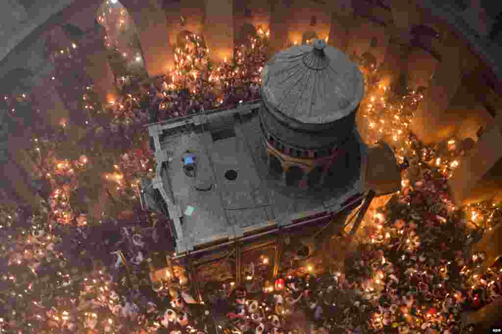 Umat Kristen Ortodoks di Makam Yesus Kristus di Gereja Holy Sepulchre, Yerusalem, Israel (30/4). (EPA/Abir Sultan)