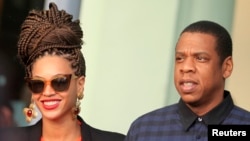 Beyonce và Jay-Z trước khách sạn ở Havana, ngày 4/4/2013. 