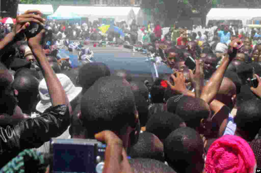 Waombolezaji wakilizuia gari lenye mwili wa marehemu wakati wa safari ya kuelekea makaburini