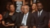 FILE - UMnu. Ahmed Kathrada, center, umkaNelson Mandela, UGracia Machel lomlingisa uMnu. Idris Elba, babukele umdlalo omayelana loMandela.