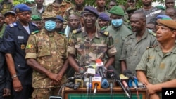 Le colonel-major Ismael Wague, au centre, porte-parole du Comité national pour le salut du peuple, s'exprime lors d'une conférence de presse au Camp Soundiata à Kati, Mali, mercredi 19 août 2020. (AP)