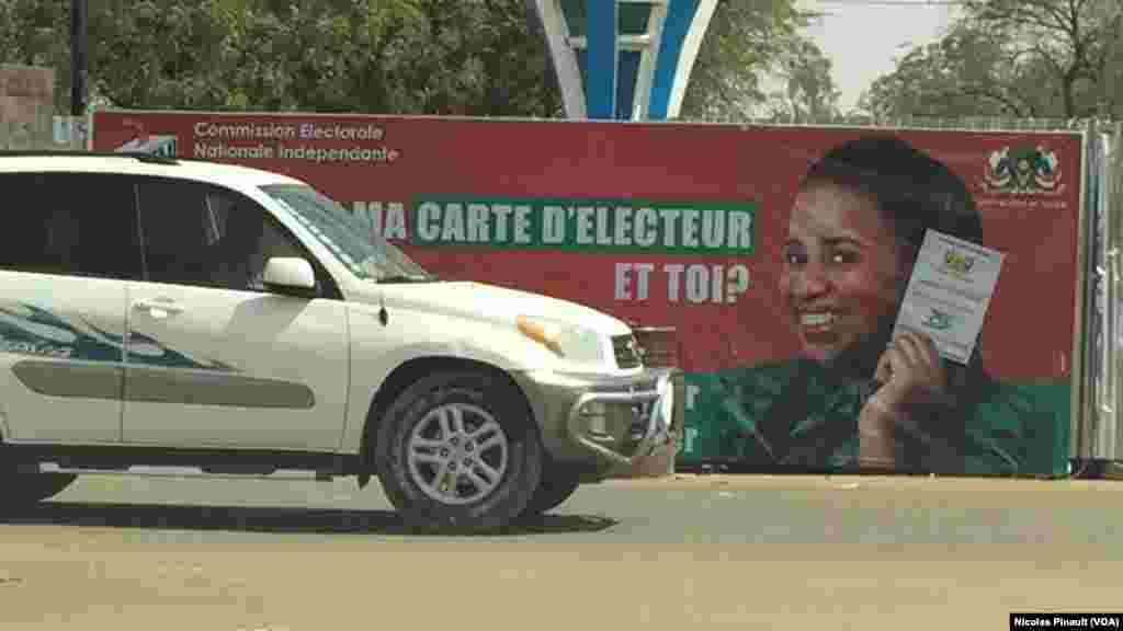 Une affiche de promotion de la Commission électorale nationale indépendante sensibilisant les Nigériens à prendre leurs cartes d&rsquo;électeurs, Niamey, Niger, 16 février 2016.&nbsp;(VOA/Nicolas Pinault)