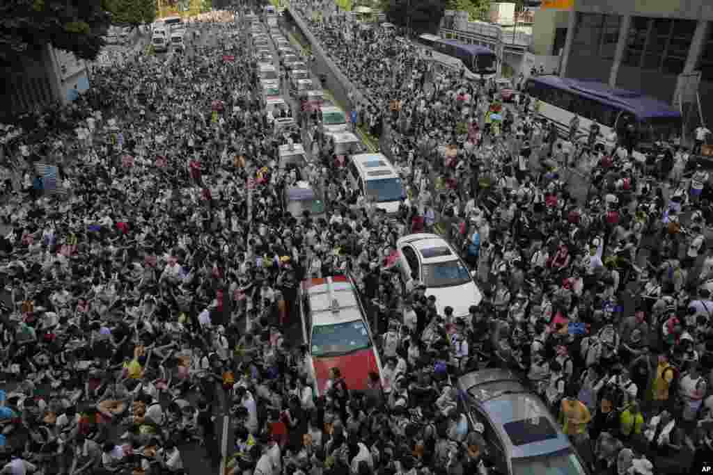 Thousands of people block a main road in Hong Kong.