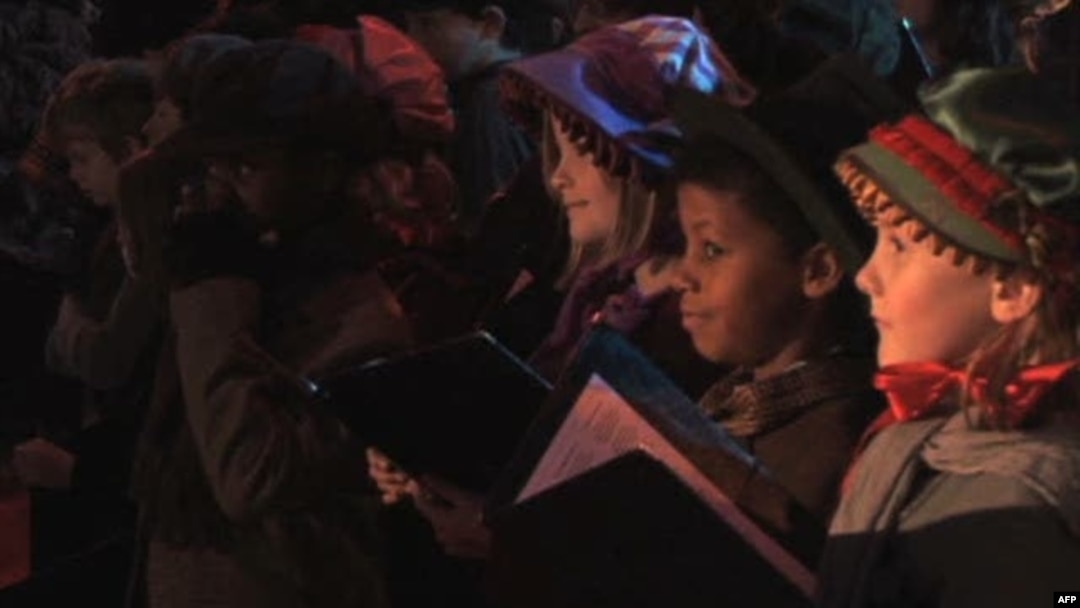 ARSIP - Anak-anak di London tampil dalam penayangan perdana versi film terakhir “A Christmas Carol” dari Charles Dickens