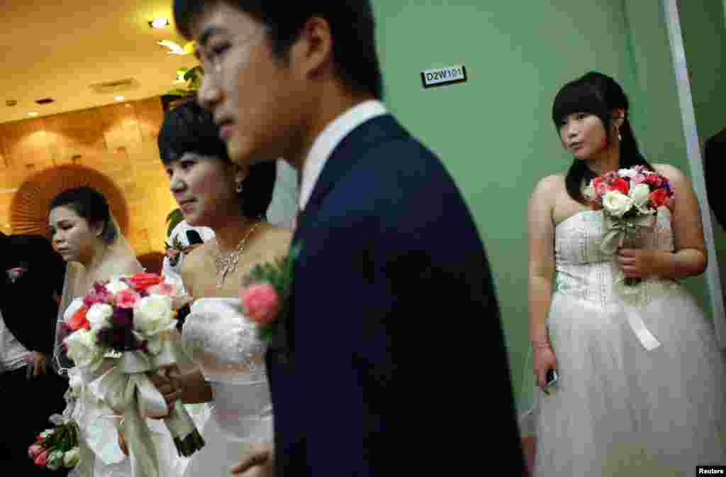 上海郊区，一对新人等待参加婚介公司组织的集体婚礼（2013年5月18日）