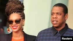 Pasangan bintang penyanyi AS Beyonce dan Jay-Z di depan hotel merela di Havana, Kuba (4/4).
