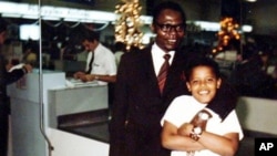 Uma rara foto do presidente Barack Obama, enquanto jovem, com o seu pai