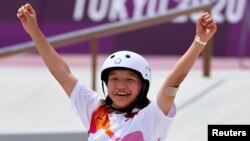 টোকিও অলিম্পিকে স্কেটবোর্ডে স্বর্ণ পদক বিজয়ী জাপানি কিশোরী মমিজি নিশিয়া। জুলাই ২৬- রয়টার্স 
