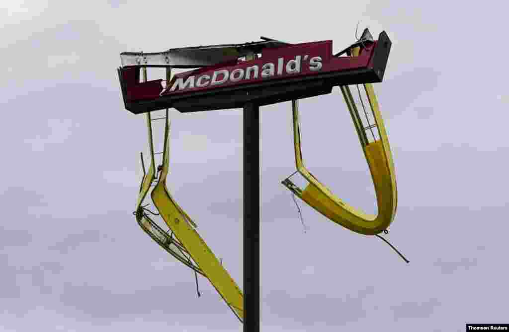 미국 루이지애나주 아이오아에서 허리케인 로라의 영향으로 맥도날드 대형 간판이 부서졌다.