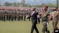 Presiden Burundi Pierre Nkurunziza (kiri) menginspeksi pasukan di Bujumbura (1/7) untuk perayaan Hari Kemerdekaan negara itu. (AP Photo/Berthier Mugiraneza)