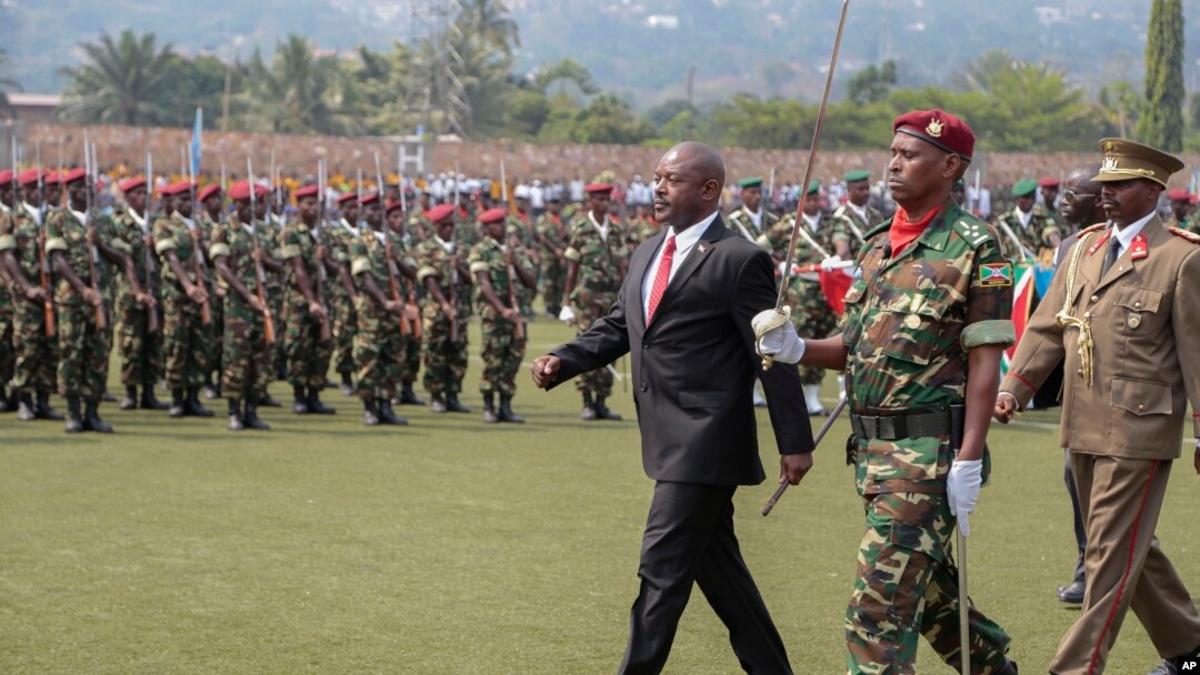 Presiden Burundi Pierre Nkurunziza (kiri) menginspeksi pasukan di Bujumbura (1/7) untuk perayaan Hari Kemerdekaan negara itu. (AP Photo/Berthier Mugiraneza)