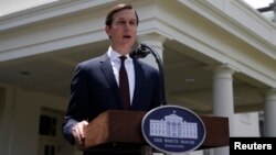 El yerno y asesor senior del presidente Donald Trump, Jared Kushner, habló con el cuerpo de periodistas asignados a la Casa Blanca luego de testificar a puertas cerradas en la Comisión de Inteligencia del Senado como parte de la investigación del panel sobre la interferencia rusa en las elecciones de 2016.