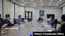 台湾总统蔡英文会见台积电董事长刘德音和鸿海集团创办人郭台铭。（2021年6月18日）