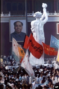 1989年5月30日档案照片: 天安门广场上中央美术学院的“民主女神”的雕像