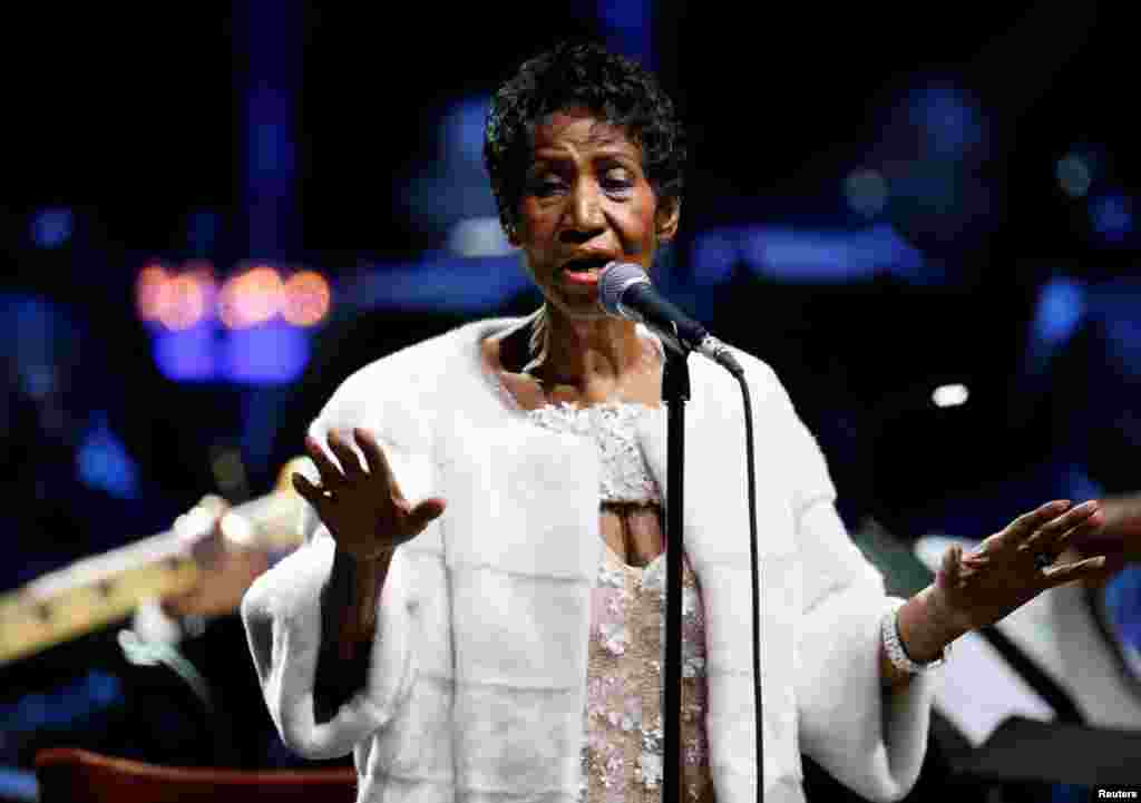 Aretha Franklin performs during the commemoration of the Elton John AIDS Foundation 25th year fall gala at the Cathedral of St. John the Divine in New York City, in New York, Nov. 7, 2017.