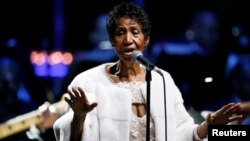 Archivo. Aretha Franklin se presenta durante la conmemoración de la gala benéfica de 25 años del "Elton John AIDS Foundation", en la Catedral de St. John the Divine en la ciudad de Nueva York el 7 de noviembre de 2017.