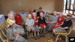 Watoto wenye ulemavu wa ngozi yaani Albino kutoka nchini tanzania. 