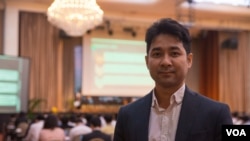 លោក រស់ ខេមរា នាយកប្រចាំប្រទេស​របស់​គម្រោង Mekong Business Initiative នៃ​ធនាគារ​អភិវឌ្ឍ​អាស៊ី ADB នៅក្នុង​វេទិកា​ស្តី​អំពី​«វិស័យ​បច្ចេកវិទ្យា​ហិរញ្ញ​វត្ថុ​នៅកម្ពុជា» ក្នុង​រាជធានីភ្នំពេញ​ នៅថ្ងៃ​ទី​៩​ ខែ​ឧសភា​ ឆ្នាំ២០១៧។ (ហ៊ាន សុជាតា/VOA)