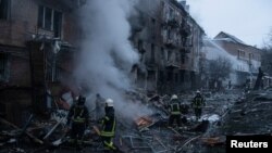 23일 우크라이나 크이우 외곽 마을에서 러시아의 공습으로 파괴된 아파트.