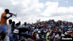 Setelah mogok kerja untuk menuntut kenaikan gaji selama beberapa bulan, buruh tambang di Afrika Selatan mencapai kesepakatan dengan perusahaan-perusahaan tambang (foto: dok).