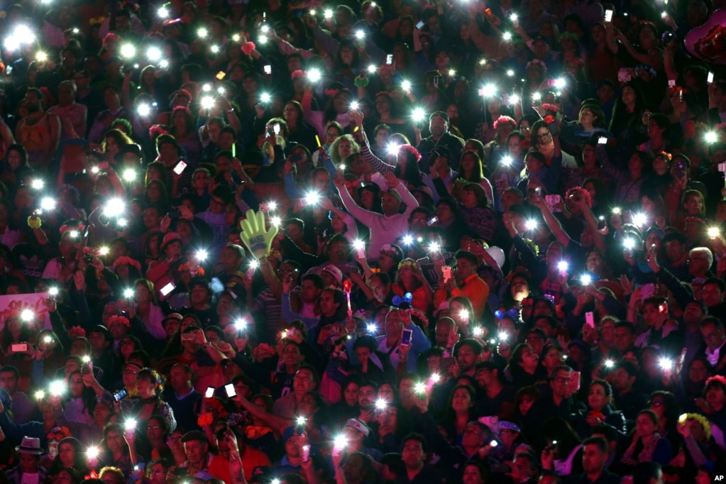 칠레 비냐델마르 주 퀸타베르가라에서 열린 국제가요제에서  스페인 가수 사벨 판토자가 공연하자 관객들이 휴대전화 빛을 밝히며 호응하고 있다.