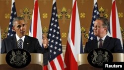 Presiden AS Barack Obama (kiri) dan PM Inggris David Cameron memberikan konferensi pers bersama pasca bertemu di London, Jumat (22/4).