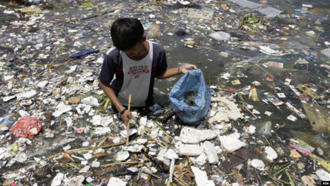 Pencemaran laut akibat berbagai macam sampah, termasuk sampah plastik (foto: ilustrasi). 
